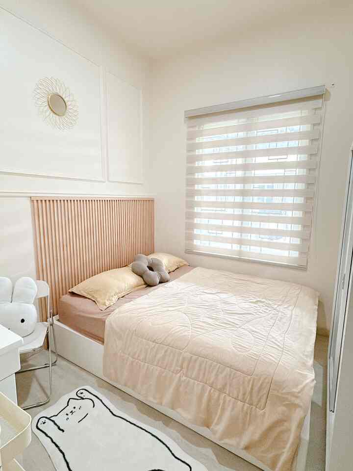 5 of my favorite items and make the house more aesthetic, really worth it for a minimalist home, save space and can be your inspiration
1. roller blinds: these can be customized to fit the room, can adjust the light that enters the room
2. guest table: with a round design so it saves space, the material is also sturdy
3. wooden chair: besides the sturdy material, this design is aesthetic and natural making the dining room more cozy
4. hanging lamp: this hanging lamp design is a little unique, making the dining room more aesthetic
5. wall decor: so that the walls are not empty, I use wall decor with aesthetic pictures so that it can unite all the 