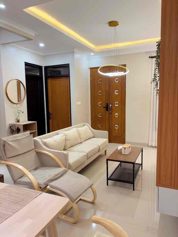 ✨Top 5 product di Casazenna yang bikin rumah makin estetik ✨

🛋️ Sofa Minimalis — design simple & tetap fungsional. Ga bikin ruangan keliatan sempit 
📺 Backdrop TV — looks area living room berubah total setelah pemasangan backrop tv, jadi makin cakep.
💡 Lampu — kombinasi hanging lamp, standing lamp, & LED striped berwarna warm bikin living room makin cozy.
🪵 HPL — sedikit perubahan top table dengan hpl motof kayu, bikin looks dapur lebih cerah. 
🛏️ Duvet Kasur — dengan penggunaan duvet dengan motif yang pas, kamar simple tetap keliatan mewah.

Produk produk simple yang berdampak besar ke looks rumah. Kalo produk favorite kalian apa, share di komen yuk 🤍✨

#LivingRoom #SofaMinimalis #StandingLamp #HangingLamp #MejaMinimalis #LEDstripe #Kitchen #Bedroom #KitchenSetJapandi #Top5BestBuy #RekomendasiProduk #AmbassadorPick
