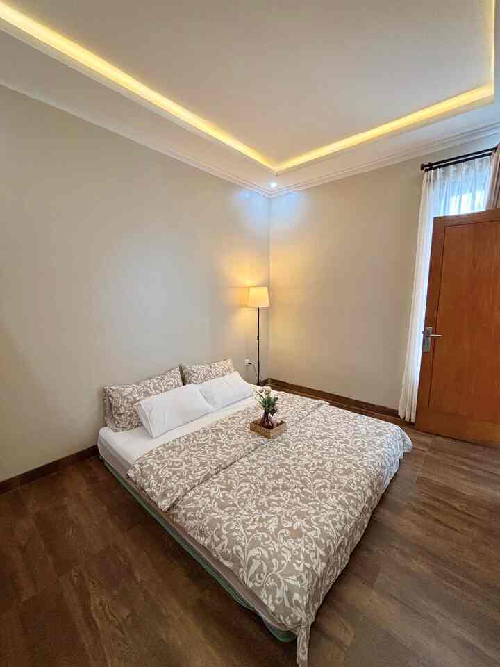 💡 Main bedroom di casazenna. Masih dengan interior simple tapi tetap nyaman 🤍 

🛏️ Kasur dengan ukuran 180 x 200 tanpa divan, dengan sprei putih polos dikombinasi dengan duvet motif floral yang manis.

🪵 Lemari pakaian & meja rias dengan design minimalis motif kayu yang senada.

🀄️ Dengan granit bermotif kayu, less maintenance, adem & estetik.

#Bedroom #MainBedroom #Kasur #LemariPakain #StandingLamp #MejaRias #Duvet #SpreiMinimalis #DecorKamar #InteriorKamar #MainBedroom #MasterBedroom #GranitMotifKayu