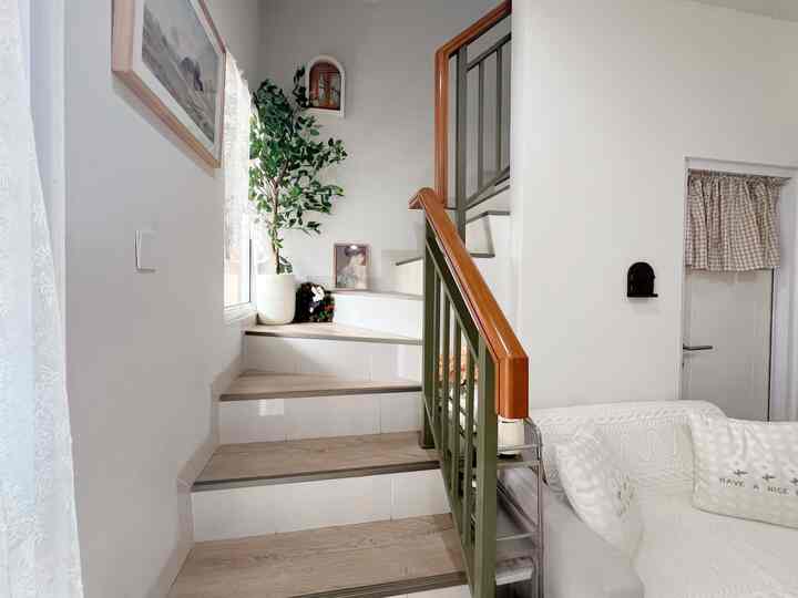 Ruangan di bawah tangga yang di buat powder room untuk tamu yang mau ke toilet, membuat ruangan menjadi serbaguna , biarpun mungil semua di jadikan ruangan yang berguna , inspirasi rumah kecil agar tetap aesthetic aku menggunakan warna" natural white wood cream yellow jadi cerah dan estetik #powderroom #kamarmandi #toilettamu #livingroom #tangga #kamarmandikecil #ruanganbawahtangga #bawahtangga #ruangkeluarga #ruangtamu 