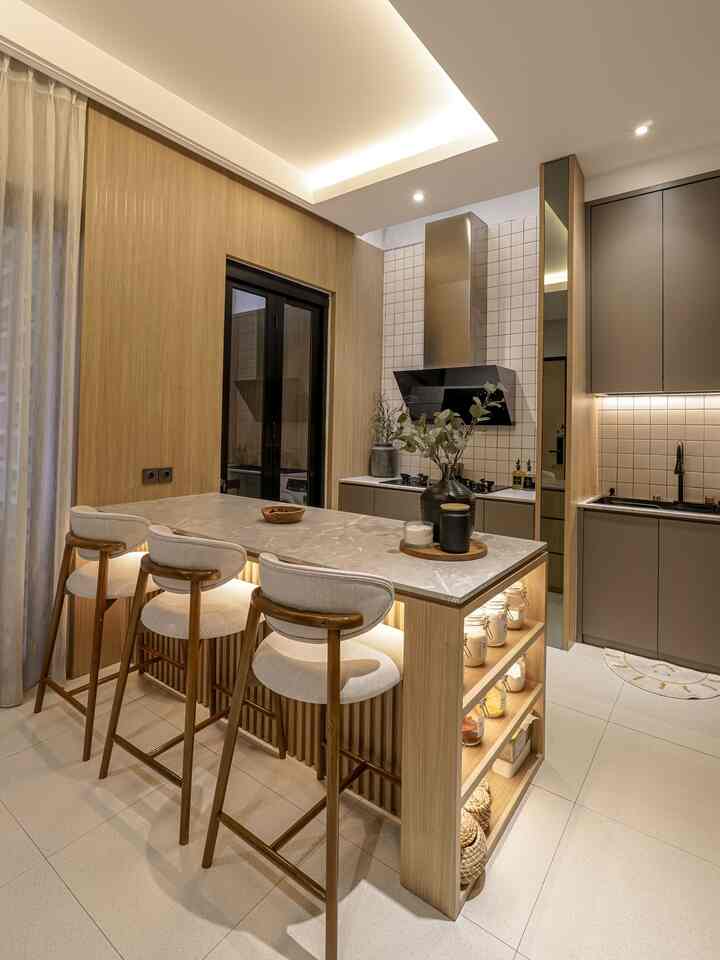 Karena space yang terbatas, kami memanfaatkan ruangan ini jadi full open kitchen menyatu dengan area dinning agar terkesan luas. Biasanya kalo ada teman datang kami suka ngobrol sambil ngopi dan ngemil di meja ini, vibesnya jadi kaya lg ngobrol sambil nongkrong di cafe karena kami sengaja memilih kabinet tertutup agar dapur rapih dan gak berantakan. Finishing hpl, dinding dan lighting juga pikirkan dengan matang, agar ruangan ini terasa nyaman dan hangat.

#BTNOAS11 #RumahOpenSpace #RumahRanpaSekat #HPL #Kitchen #Dinning #Lighting #Wallpanel
