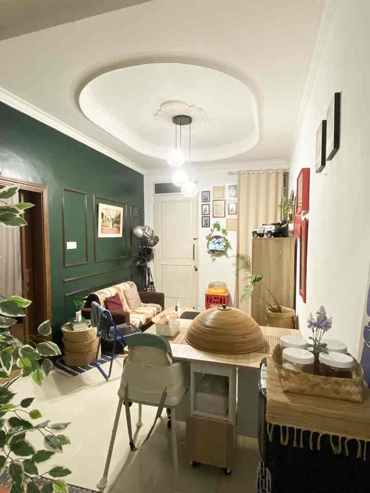 5 top best buy yang standout dan impactful versi kami☺️

Dinding hijau tua dengan frame molding 
Warna ini memberi kesan classy dan hangat, apalagi dengan list kayu coklatnya yang mempertegas tampilan. 

Cover sofa
Mau cover sofanya etnik, motif bold bahkan yang polosan aja inituh bener ngaruh sekali, ruangan jadi makin estetik✨

Ukulele pink + pajangan mobil klasik
Aksen personal yang fun dan artsy! Ukulele warna pink dan mobil klasik bikin rak jadi nggak monoton—pas buat rumah yang penuh kehidupan.

Meja makan kayu dengan tudung saji rotan
Meja ini compact tapi nyaman, apalagi tudung saji rotan-nya jadi aksen natural yang estetik dan homey.

DIY Rak TV dengan panel kayu vertikal + lampu LED strip 
Ini bikin area TV jadi fokus utama, kelihatan rapi, elegan, dan ada efek dramatis dari pencahayaan belakangnya

#moulding #WallMoulding #WarnaCatRumah #wpc #DIY #coversofa #Top5BestBuy #RekomendasiProduk #AmbassadorPick 

