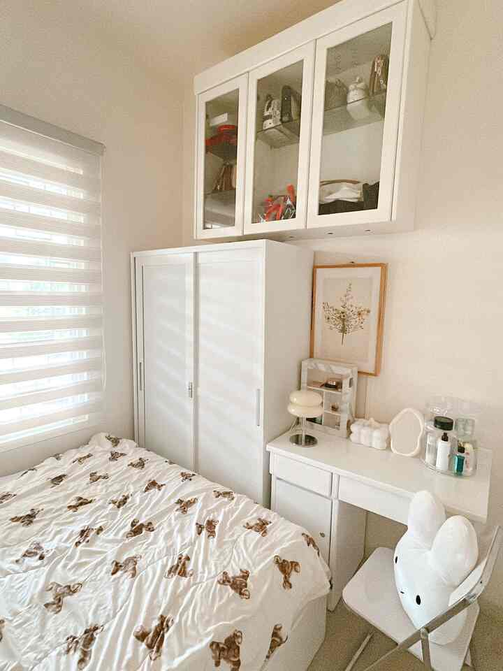 sudut tempat tidur,setelah aku atur ulang akhirnya memutuskan untuk menyimpan lemari dan meja rias d bawa lemari tas biar lebih legah sisi kanannya.
#kamarminimalis
#lemaripira
#lemaripakaian
#mejarias
#kursiaesthetic
#idedecorasiunik