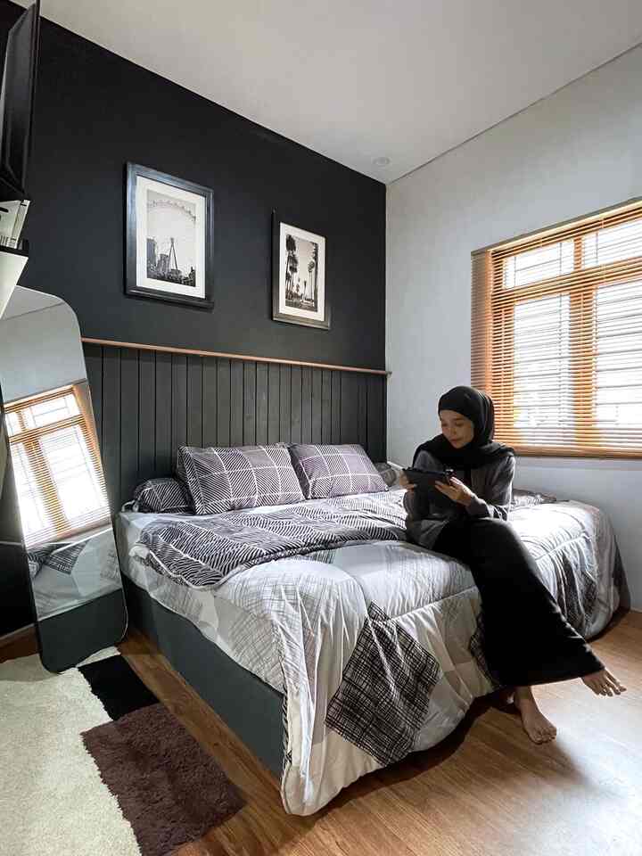 —— Top 5 Best Buy 2025

5 barang yang baru aku punya, dan menurut aku Worth It to buy 🖤

1. Kasur Springbed In The Box Maxy
Selama 2 bulan pemakaian masih oke malah makin empuk dan nyaman, harganya juga worth it cuma 2 jutaan.

2. Divan Laci Custom
Akhirnya selama 8 tahun menempati rumah, punya divan juga, aku pilih divan laci biar tetep punya storage. POnya cuma 1 hari dan bisa custom bahannya sesuai keinginan. Harganya juga nggak nyampe 1 juta.

3. Standing Mirror
Nyari standing mirror tapi takut banget pecah kalau dikirim dari luar kota, akhirnya cari yang di Bandung dan kerennya, cerminnya bisa di gantung juga kalau ruangannya sempit. Kacanya tebel dan kakinya juga kokoh. Harganya Under 500k.

4. Air Purifier
Cari AP yang sesuai budget dan fiturnya bagus akhirnya ketemu, ada indikator udara dan ionnya, harganya juga under 1juta dengan body yang cukup besar.

5. Kipas Angin AC
Harus beli sih ini, kipas angin model AC yang dinginnya kaya air cooler, bisa diatur temperaturnya, dan udah lengkap sama remotenya. Harganya 300k aja!

Kamu tertarik yang mana?
Semoga menginspirasi 🖤🖤

#springbed #standingmirror #bedcoverset #venetianblind #Vynillantai #catdindinghitam #KipasAnginAC #Airpurifier #CatDinding
#WarnaCatRumah #Top5BestBuy #RekomendasiProduk #AmbassadorPick #kamartidur #ruangkeluarga #ruangtamu #livingroom #bedroom