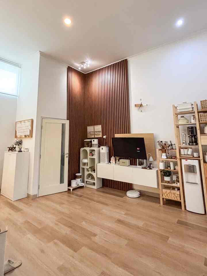 Top 5 versi living room di rumahku
1. Cat Jotun Chi - emang lumayan pricey di awal, tapi percayalah, warna ini tu bikin keliatan cerah dan awettt pastinya! 🎨
2. Lantai vinyl - warna buternut pecan favorit sih, cerah sekaligus warm ❤️
3. Rak display ala Korea - buat pajang decor item fave di rumah
4. WPC Duma - liat aja warnanya bikin keliatan ceiling lebih tinggi yaa
5. Speaker Marshall Acton III - warna cream asliii selain suaranya oke bangett tapi buat jadi decor item tu effortlessly beauty gituu😍
#CatJotun #WPCDuma #VinylLantai #Top5BestBuy #RekomendasiProduk #AmbassadorPick 