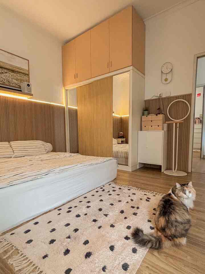 Bedroom ukuran 4x4 meter dengan ukuran kasur 2x2 meter. Isinya cuman lemari, kasur, rak kecil untuk mukena, dan gantungan baju kecil 😊 #Bedroom #KamarTidurMinimalis #SimpleBedroom #Japandi #KamarTidur #LivingWithCat 