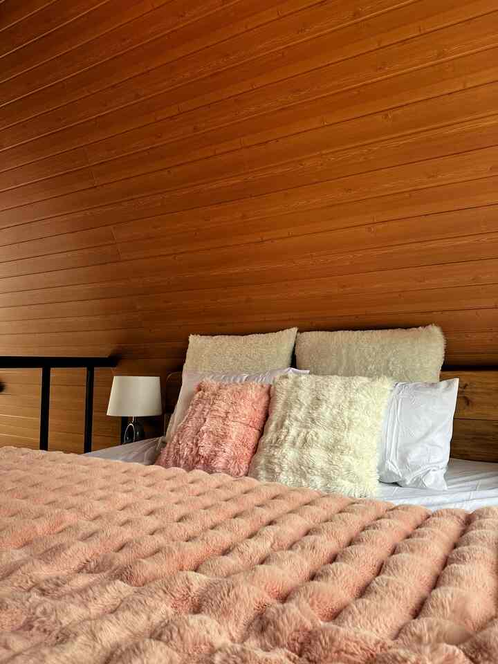 Bedroom on Lakeshore 


#InspirasiKamar #KamarCantik #Bedroom #Interior #Aesthetic #KamarPink #KamarIdaman #Dekorasi #HomeDecor