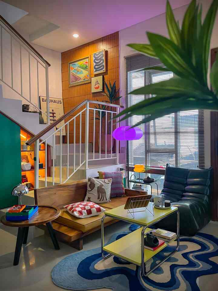 Top 5 Best recently Buy 🥳
.
1. Keramik Dinding terracotta motif Ashy 🖼️
Merubah vibes area tangga hingga ke Livingroom seketika.. Kita jadikan wall art gallery agar area menuju lantai 2 lebih eyecatching. Keramik 40x40cm nat salur dgn motif bercak putih yg unik.
.
2. Smart Wifi Bohlam - color 💡🧡💛💜
Bisa mengatur lighting sesuai mood untuk ruangan, kontrol melalui aplikasi dan sensor gerak. Ruangan berasa cozy dan cocok sekali untuk diinstal pada standing lamp ikea gifr dr Ohouse ini 🫶
.
3. Wire Side Table 🎛️
Meja samping berbahan nikel berwarna chrome yg kita jadikan extention meja tv untuk menaruh tanaman, lampu & barbel di depan cermin tanpa terkesan penuh karena designnya yg minimalis, elegan & unik. 
.
4. Dumbell barbell 🏋️
Selain gunanya agar selalu ingat work out, warna dumbel yg estetik jg cocok untuk dekorasi rumah. Pas juga ditempatkan di wire table ini di depan cermin. 
.
5. Lampu Sorot Dinding Flexible  ✨🧑‍🧑‍🧒‍🧒
Solusi untuk spotlight lukisan / artprint tanpa harus mengebor dinding. tinggal tempel dudukan lampu pada dinding diatas pigura dan lampu bisa dilepas pasang ketika butuh di charger. Kontrol power, sensor & warna pun bs memakai remote.
.
Semoga bermanfaat bagi yg membutuhkan juga ya teman-teman 🥳
#Top5BestBuy #RekomendasiProduk #AmbassadorPick #Smartbohlam #SmartLampColor #CoffeeTable #KeramikDinding #SideTable #Dumbell #Spotlight #LampuSensorDinding 