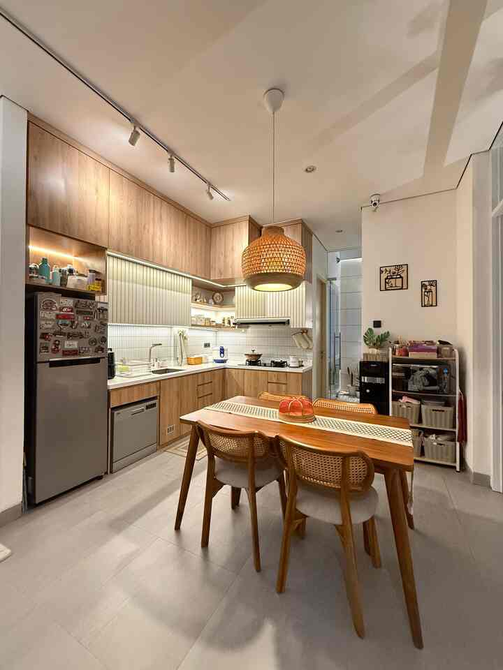 Top 5 Best Buy: Estetik & Fungsional Sekaligus!

Ada beberapa item di rumah yang dari awal dipakai sampai sekarang tetap jadi andalan. Nggak cuma karena fungsinya, tapi juga karena tampilan dekorasinya yang mendukung suasana hangat dan rapi.

1️⃣ Meja Makan Kayu Natural
Bahan kayunya solid dan finishing-nya halus, jadi centerpiece yang ngangkat suasana ruang makan. Estetik tapi tetap hangat.

2️⃣ Lampu Gantung Rotan
Salah satu highlight dekorasi di rumah. Teksturnya unik, pencahayaannya hangat, dan langsung jadi focal point di area makan.

3️⃣ Keset Dapur Panjang
Keset ini bukan cuma buat alas kaki, tapi juga elemen dekoratif yang menyambung tone earthy di dapur. Plus, fungsinya oke banget untuk area basah.

4️⃣ Mesin Cuci Piring Mini
Letaknya memang tersembunyi, tapi jadi game changer di dapur. Dapur tetap rapi karena nggak ada piring menumpuk. Cocok buat yang suka clean look.

5️⃣ Hook Tempel Kayu di Backsplash
Detail kecil tapi ngaruh banget ke tampilan. Material kayunya selaras dengan kabinet, dan posisi gantungannya bikin peralatan dapur tampil rapi sekaligus dekoratif.

Kelima item ini masih jadi pilihan terbaik karena nggak cuma mendukung aktivitas sehari-hari, tapi juga bikin rumah terasa lebih nyaman dan enak dipandang.

#MejaMakanKayu #Top5BestBuy #RekomendasiProduk #AmbassadorPick #LampuGantungRotan #LampuSorot #TableRunner #WoodenHook #DishwasherBeko #NiroGranite #KesetPanjangEstetik