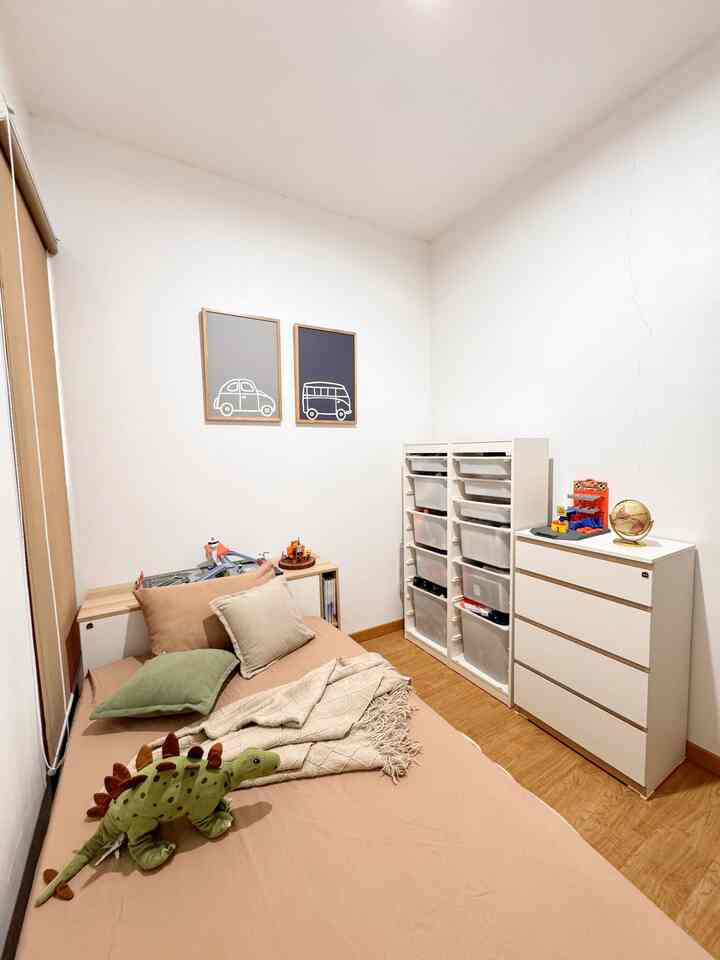 Kamar anak ini ukurannya terbatas sekitar 3x2m, disini kami ga menyimpan banyak barang agar kamar terlihat clean
Nah biar space saving kami pilih divan sekaligus meja belajar jadi kamar ga penuh dengan barang


#InspirasiKamarAnak #KamarAnakMungil #BabynKids #RuanganMinimalis #KamarAnak #kamarbermain #playroom