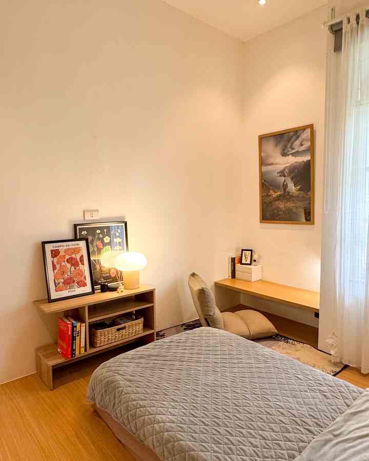 ベストバイ トップ 5!🔥

これまで試した多くのアイテムの中で、これが最も便利で価値があります！👇🏻

スライド 1: IKEA サイドテーブル - ユニークでありながら機能的なデザイン。

スライド 2: Google Home - いつでも使えるパーソナル アシスタント!

スライド 3: スタンディング デスク - 生産性を維持できるカスタム デスク。

スライド 4: リビングルームのカーペット - 手頃な価格で、グリップ力に優れた高品質のカーペット。

スライド 5: 枕カバー - ユニークな質感の枕カバーのディテールが、リビングルームに特別な雰囲気を加えます。

#Top5BestBuy #RekomendasiProduk #AmbassadorPick #ConsoleTable #GoogleHome #StandingDesk