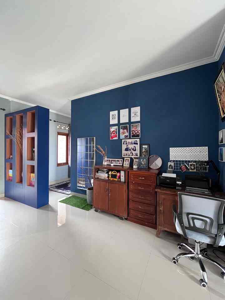 Koridor adalah jalur penghubung antara ruang-ruang dalam rumah, tetapi dia juga punya beberapa fungsi lain. Seperti menciptakan sirkulasi yang baik, membagi zona, dan menambah nilai estetika. 

Koridor dapat menjadi ruang yang fungsional sekaligus menarik secara visual. Pemilihan jenis koridor, material, pencahayaan, serta dekorasi yang sesuai sangat penting untuk menciptakan koridor yang tidak hanya memenuhi kebutuhan praktis tetapi juga mencerminkan kepribadian pemilik rumah.

Kami menyimpan foto2 keluarga, cermin kotak yang disusun, lalu ditambah pot teraso dan ranting kering untuk menambah ruang agar tampak lebih luas serta membantu kami bercermin sebelum dan sesudah pergi dari rumah atau setelah ibadah karena dipasang dekat mushola.

#koridorutama
#areamasuk
#cermin
#koridorrumah
#partisirumah
#cerminestetik
#hiasanestetik
