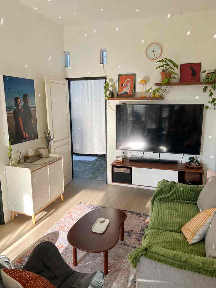 Bersantai dan membaca buku menjadi aktivitas favorit yang banyak di habiskan di area ini. Ditambah sinar matahari yang masuk ke dalam ruangan menjadikan ruangan semakin terasa nyaman

#RumahSubsidi #TinyHouse #TinySpace #SmallSpace #FavoritSpace #LoveWhereYouLive 