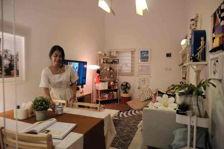 Me Time at home!💙
-
My favorite me time activities are of course watching and reading in the living room area✨ to create a comfortable ambience, we use a lot of table lamps and hanging lamps with warm white light, the use of which can be selected to suit the type of activity in the room.

#DisplayRack #ZebraBlind #TableRunner #LivingRoomStyling #LightingInspo #NightVibes #TinyHouseIdea