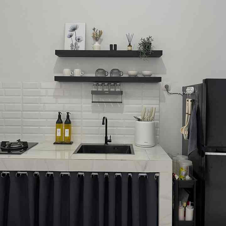 ✨Top 5 Best Buy Versi Rumah Kami✨

#1 Ambalan Dinding
Ambalan dinding yang kami letakkan di dapur bisa bikin dapur yang awalnya kosong jadi lebih hidup
#2 Rak Gantung
Rak gantung yang kami letakkan di living room ini bisa sebagai storage dan juga memberikan kesan ruangan lebih aesthetic
#3 Wallpanel
Menambahkan wallpanel di dinding membuat ruangan terlihat lebih aesthetic
#4 Standing Lamp
Lampu berdiri di living room dapat memberikan kesan yang hangat dan nyaman
#5 Bean Bag
Bean bag sangat cocok kami letakkan di ruang tamu yang masih kosong

#AmbalanDapur
#NakasGantung
#Wallpanel
#lampuruangtamu 
#BeanBag
#Top5BestBuy
#RekomendasiProduk
#AmbassadorPick