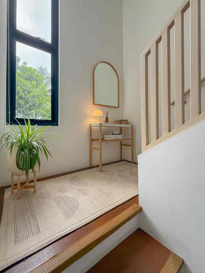 Area tangga berhak mendapatkan perlakuan yang sama seperti area lainnya dirumah. Kalau area lain ditata sedemikan rupa agar terlihat aesthetic, area tangga juga perlu dong. 

‼️TIPS💡‼️
Perhatikan luasan bordes tangga, bila memungkinkan untuk didekorasi, silahkan aja. Akan tetapi bila tidak memungkinkan, jangan dipaksakan, karena khawatir areanya jadi semakin sempit bisa tersenggol dan membahayakan keselamatan penghuni yang berlalu lalang di area tangga. 
Alternatif untuk bordes tangga yang tidak terlalu besar, bisa didekorasi dengan wall art atau koleksi foto keluarga yang disusun simetris atau random sekalian. 

#tangga
#stairlanding
#bordestangga
#conwood
#stairsideas