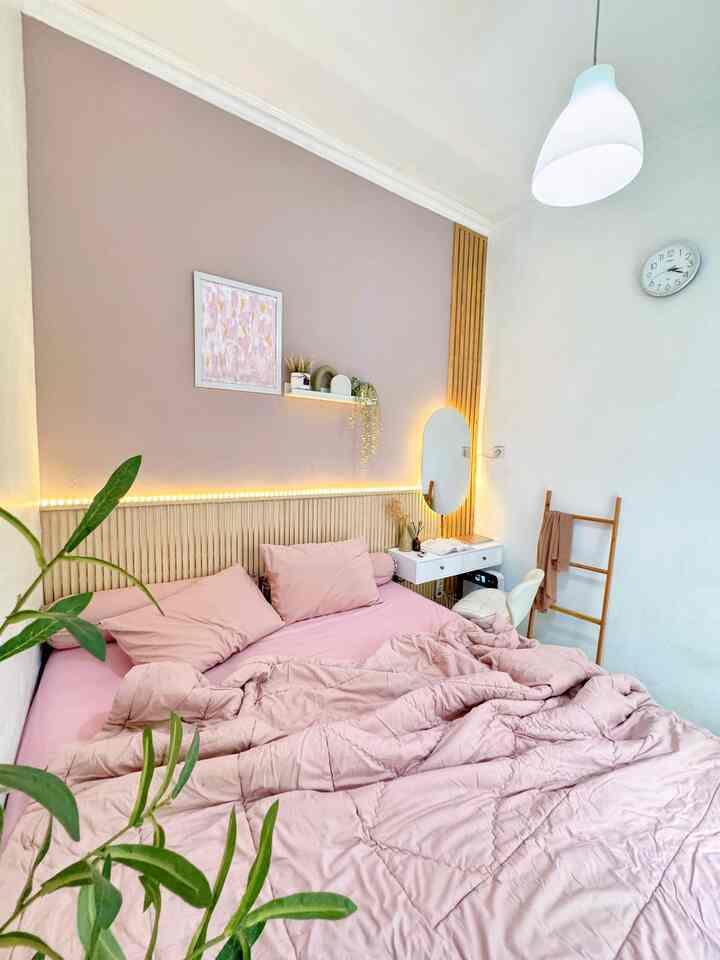 🔆 Top 5 Best Buy 🔆

Kali ini aku mau nyebutin top 5 best buy versi di kamar utama di rumahku.

1. Kasur Latex.
Asliiiiii, gak nyesel banget punya kasur full latex gini tuh. Awal-awalnya emang akan terasa lebih keras daripada springbed, tapi pas udah biasa jadi enak banget. Bangun tidur juga badan gak pegel-pegel gitu. Untuk pemakaian nyariiisss 10 tahun, kasur ini masih sangat baik kondisinya, gak kempes atau rusak.

2. Lampu Gantung.
Lampu gantung ikea ini harganya cuma 90 ribuan aja, tapi menurutku lucu dan timeless. Aku beli 6 tahun lalu tapi kondisinya masih bagus-bagus aja, dan menurutku looknya juga masih oke untuk di tahun sekarang yang mulai banyak variasi lampu gantung estetik.

3. Cermin oval LED.
Meski pas beli ragu-ragu, takut pecah waktu pengiriman, dan galau antara yang ada framenya atau frameless kayak gini, tapi ternyata aku sukaaa banget yang frameless gini, pengiriman juga aman.
Untuk pemakaian hampir 4 tahun, kondisinya juga masih bagus, gak ada retak atau pecah, tapi 2 bulan lalu aku habis ganti lampunya karna sudah mati, gampang kok, tinggal beli LED strip di e-commers.

4. Nakas Gantung.
Nakas gantung ini aku juga beli online, untung-untungan aja nih karena kurang paham sama materialnya, ehehehe. Tapi alhamdulillah setelah pemakaian hampir 4 tahun dia masih kokoh ada di sana, tapi aku tambah siku besi di bawahnya untuk jaga-jaga karena anak-anak suka main di sekitar situ dan agak menekan mejanya. Tahun lalu headboard lamaku sempat kena serangan rayap sampai hancur, tapi nakas ini masih aman walaupun posisinya benar-benar menempel dengan headboard.

5. Wall panel headboard.
Walaupun masih terbilang baru karna belum genap setahun, tapi aku berani bilang wall panel ini masuk ke top 5 best buy aku. Karna apa? Yak! Karna harganya muraaahh banget tapi kualitasnya bagus. Cuma 29 ribuan permeter dan udah anti rayap dan anti lembab, looknya juga lebih mewah karena ada aksen goldnya.

#bedroom
#MasterBedroom
#KasurLatex
#CerminOval
#CerminFrameless
#CerminLED
#Nakas
#NakasGantung
#WallPanel
#Headboard
#Top5BestBuy
#RekomendasiProduk
#AmbassadorPick
