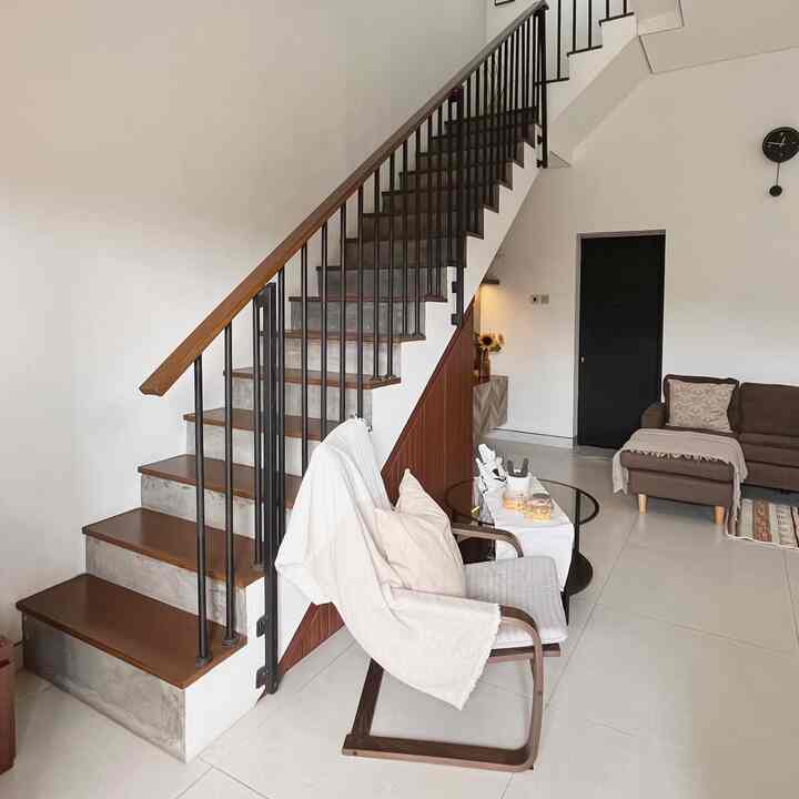 Hello tetangga NRHome🤎

Seneng deh saat ini di NRHome sudah punya tempat santai selain di ruang TV. Akhirnya kami membuat entrance sekaligus untuk tempat santai menyalurkan hobi yaitu baca buku. 

Area yang cukup nyaman ini, menjadi spot yang cukup menarik karena lokasinya si entrance, bawah tangga juga. 

#SofaMinimalis #CatRumahMinimalis #SudutFavorite #Entrance #Rumahpengantinbaru #rumahmodern #RumahMinimalis #IdeRumahMinimalis
