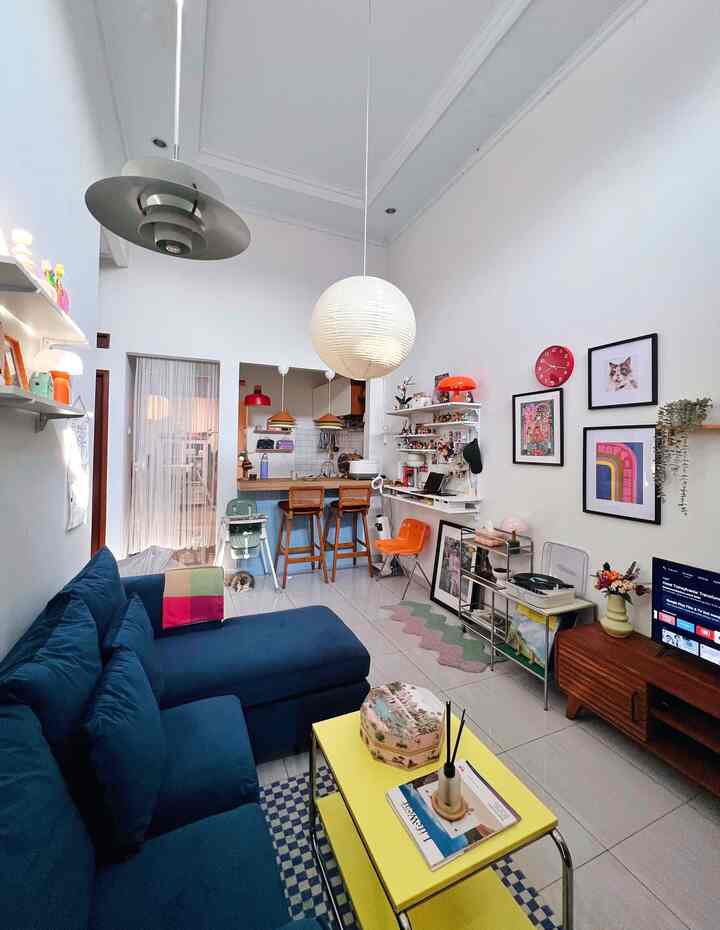 Area open space pada rumah kami yang menggabungkan antara ruang tamu dengan area makan dan dapur ✨

Area makan kami terbuat dari meja beton hasil membobok dinding pembatas/penyekat ruang tamu dan dapur. Hal ini untuk memaksimalkan setiap sudut area di rumah kami, agar lebih multifungsi tanpa harus membeli meja makan lagi 😆

Selain itu, area open space ini didukung dengan ceiling yang cukup tinggi sekitaf 4-5 meter, sehingga memberi kesan lega 🏡

#BTNOAS11 #RumahOpenSpace #RumahTanpaSekat