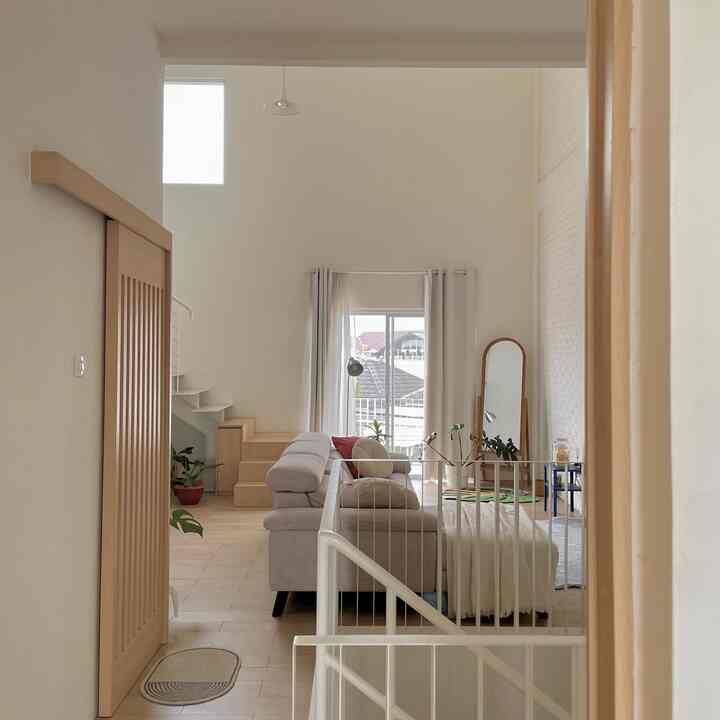 Sentuhan warna biru pastel di #RumahSeupil 🩵 intinya, pembedanya, aksennya—bikin makin seru. Daripada pakai monokrom total, aku lebih suka kasih sedikit sentuhan warna. Menambah kesan imut~

#warnarumah #catrumah #lantairuangtamu #laundryroom #rumahopenhouse #rumahtanpasekat #customfurniture #sofakain #kabinettinggi #minimalis