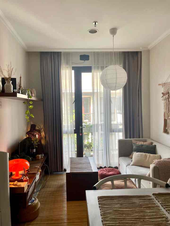 ✨Transformasi ruang tamuku dari ke 5 barang ini ✨:
1. Lampu Gantung Lampion - Saat malam menjadi lebih hangat dan terang 
2. Bean Bag Square - Membuat sofa jadi lebih nyaman, dengan adanya bean bag selain utk duduk bs jg utk sandaran kaki.
3. Lampu Rotan diujung - Selain sebagai tambahan cahaya saat malam jg memberi kesan etnik dan estetik pada ruangan.
4. Lampu Jamur Orange - Memberikan embience yg berbeda, selain krn warna kap lampunya yg contrast pada ruangan.
5. Air Cooler - Memberikan alternatif selain AC dan lbh hemat listrik.

Semua barang memiliki fungsi, manfaat dan keunikannya masing2, sebisa mungkin selalu berfikir sebelum membeli agar rumah tidak banyak barang dan tidak terpakai. 

#LivingRoom #Decorideas #AestheticDecor #BlackoutGorden #Sofaminimalis #Top5BestBuy #RekomendasiProduk #AmbassadorPick 