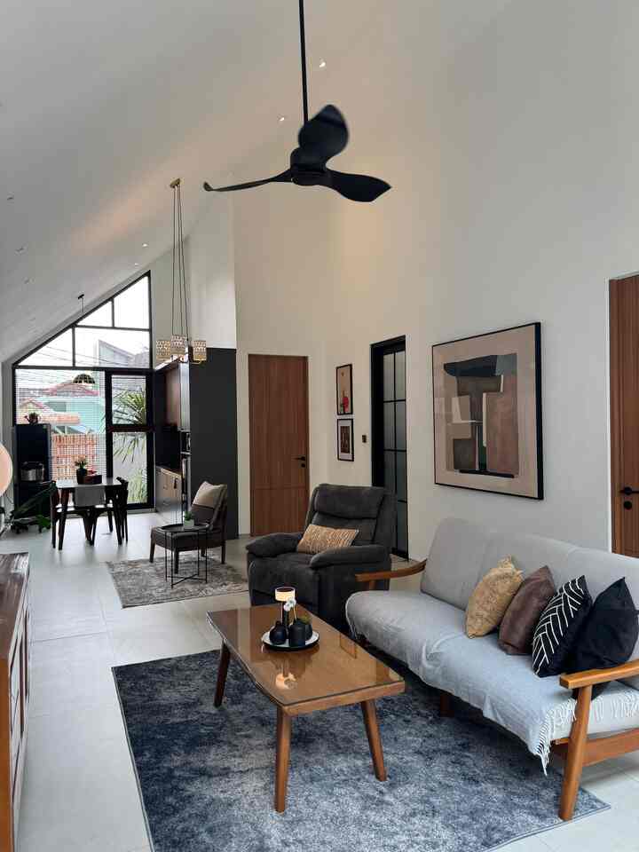 Transformasi Rumah hanya dengan 5 Barang Ini! ✨
Bulan ini aku beli beberapa barang baru untuk rumah, dan nggak nyangka efeknya bisa segini
besar:
🟤 Carpet Color – bikin ruangan jadi lebih cozy dan santai
🟤 Wall Art – Tambah aksen natural yang bikin ruangan lebih homey
🟤 Lampu Meja Estetik – Cahaya hangatnya bikin malam terasa lebih tenang.
🟤 Sofa kayu minimalis - Jadi makin elegan
🟤 Wall Frame - Bikin dinding lebih berwarna

#SofaMinimalis
#WallArt
#InteriorLivingRoom #Top5BestBuy
#RekomendasiProduk
#AmbassadorPick