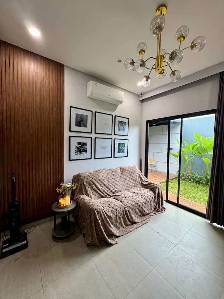 5 best buy versi #tentramdihuni ! 

1. Selimut Cover Sofa 
Jujur menyesal kenapa baru sekarang beli, sebagai pemilik anabul ini membantu banget sofa terhindar dari cakaran. 
Selain tentunya sebagai pelindung dari debu, udah gitu bonus sebagai aksen dekorasi di living room. Komplit deh! 😍

2. Vas Bunga Cociana by Nash and Co 
Buat yang bingung pilih vas bunga dari tanah liat yang cocok disetiap sudut dan ruangan mana aja, menurut aku ini vas bunga cocok diletakan dimana aja. Bener-bener definisi “nggak ganggu” karena cantik banget. Bahkan aku pernah coba ngga usah pakai bunga aja tetep cantik di sudut ruangan. 🥰

3. Artificial Flowers 
Bunga replika ini bener-bener membantu mempercantik ruangan. Nyesel juga sih kenapa ngga dari dulu beli. Hehe 
Apalagi kaum mageran kaya aku, cocok banget bener-bener ngga perlu maintenance. 🤣

4. Electric Candle Led 
Ini juga ngga kalah cantik, selain ngga bikin insecure dan overthinking pas dinyalain karena ngga akan bikin kebakaran, electric candle led ini juga bener-bener bikin ambience ruangan jadi romantis pas dinyalain. ❤️

5. Tray Rotan 
Menurut aku tray ini multifungsi banget, bisa menjadi dekorasi dipadukan dengan yang lain, bisa sesuai fungsi menjadi tray makanan atau minuman. 
Jujur aja aku punya ini nggak cukup 1! Karena sefungsional itu.💕💕

#livingroom #kitchenare #kitchen #openspace #homeinspo #homedecor #homeinspiration #homeideas #top5bestbuy #rekomendasiproduk #Ambassadorpick 

