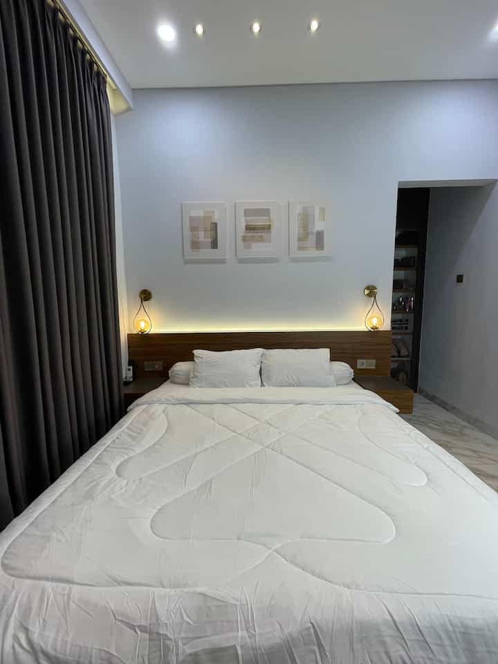 Kamar tidur utama sebelum dan sesudah renovasi ❤️

#kamartidurutama #bedroom #makeover #wallboard #pvcboard #roomdecoration #bedroommakeover #masterbedroommakeover #makeoverdinding