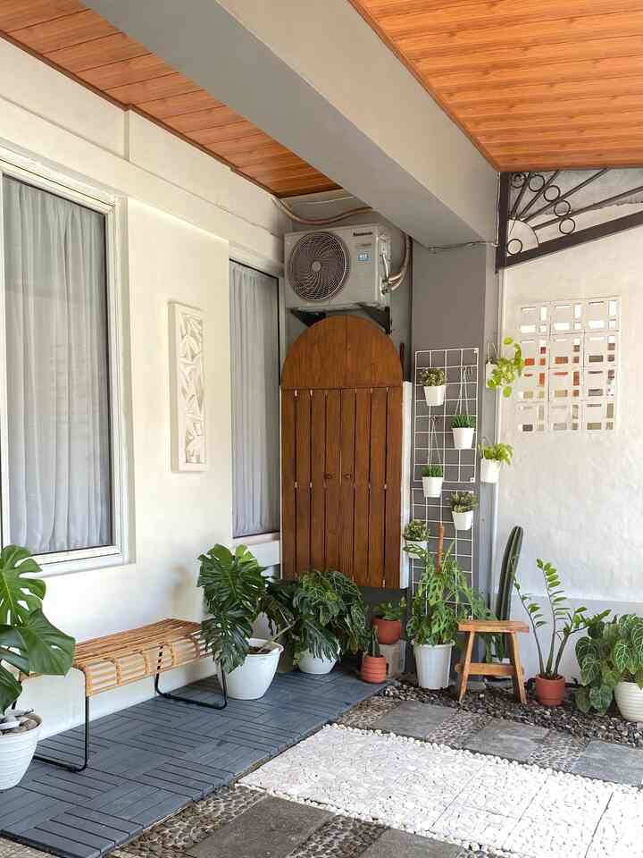 🍂Taman Kering Ini Minim Perawatan Lho! 🍃

Taman kering dengan memadukan beberapa elemen berbeda ini berfungsi sebagai pojok hijau dan estetika exterior rumah. 

🌵Jalur decking batu alam adalah area serapan agar air dapat mengalir ke tanah dibawahnya, karena hanya beralaskan paranet, bukan di tutup semen. Pinggirnya diberi batu putih agar lebih estetik. Fungsi jalur deck ini untuk menaruh sepeda.

🌵Deck abu tua dibuat untuk area duduk santai. Kursi rotan menambah kesan hangat dan natural ditengah-tengah pot tanaman hijau yang segar.

🌵Lemari penyimpanan sapu berbentuk arch dari material grc membuat taman menjadi lebih rapi.

🌵Rak gantung tanaman memperindah sudut teras.

🌵Sepanjang lantai sisi tembok putih diisi oleh batu split yang atasnya ada pot-pot tanaman hias.

#tamankering #teras #terasrumah #exterior #dekorasitaman #taman 