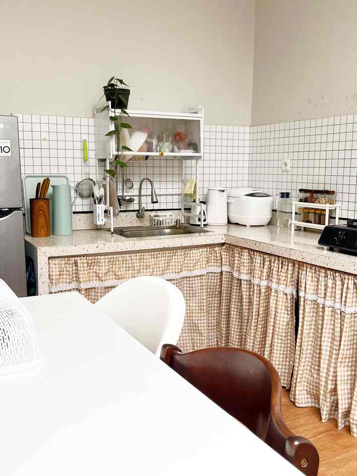 5 barang yang worth banget di sekotak rumah 

1. Rak piring tertutup : karena kami blm punya kicthen set ini ngebantu banget dapur jadi rapi dan peralatan makan aman dari kotoran 😍 harganya terjangkau 

2. Rak buku 7 susun : karena dirumah lumayan banyak buku rak ini buat jadi rapi harganya terjangkau tapi fungsinya bisa makasimal. Aku udh pake rak model ini  2 tahunan 

3. Meja kayu kecil lipat : ini juga multifungsi dan ga makan tempat. Gampang dipindah pindahin sesuai kebutuhan 😍

4. Rak gantung : berasa kaya custom karena pas banget ukurannya sama ruangan laundry kecilku ini. Bikin jadi lebih rapi ❤️

5. Wood Tile : ini buat taman kering jadi lebih warm dan cozy ✨

Semoga menginspirasi 💖

#dapur #ruangmain #kamar #meja #rakpiring #rakgantung #rakbuku #deckingkayu 
#Top5BestBuy
#RekomendasiProduk
#AmbassadorPick