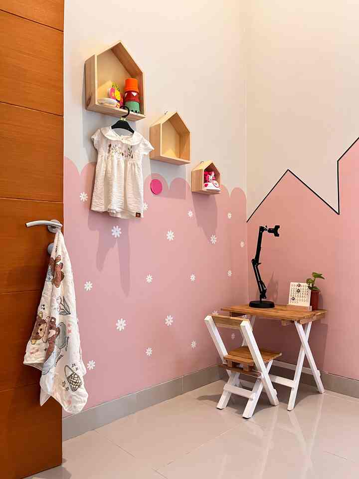 Kamar anak perempuan yang simpel tapi ttp girly 💖


Disini bisa santai sambil baca buku. Walau anakku blm tidur sendiri tapi gpp aku ttp siapkan supaya dia tau dia punya kamar sendiri 😍

#kamaranak #inspirasikamaranakperempuan #anakperempuan #bantal #sprei #bed #mejakecil #rakbuku #stikerdinding #sleepeye #gorden #tirai #vitrase