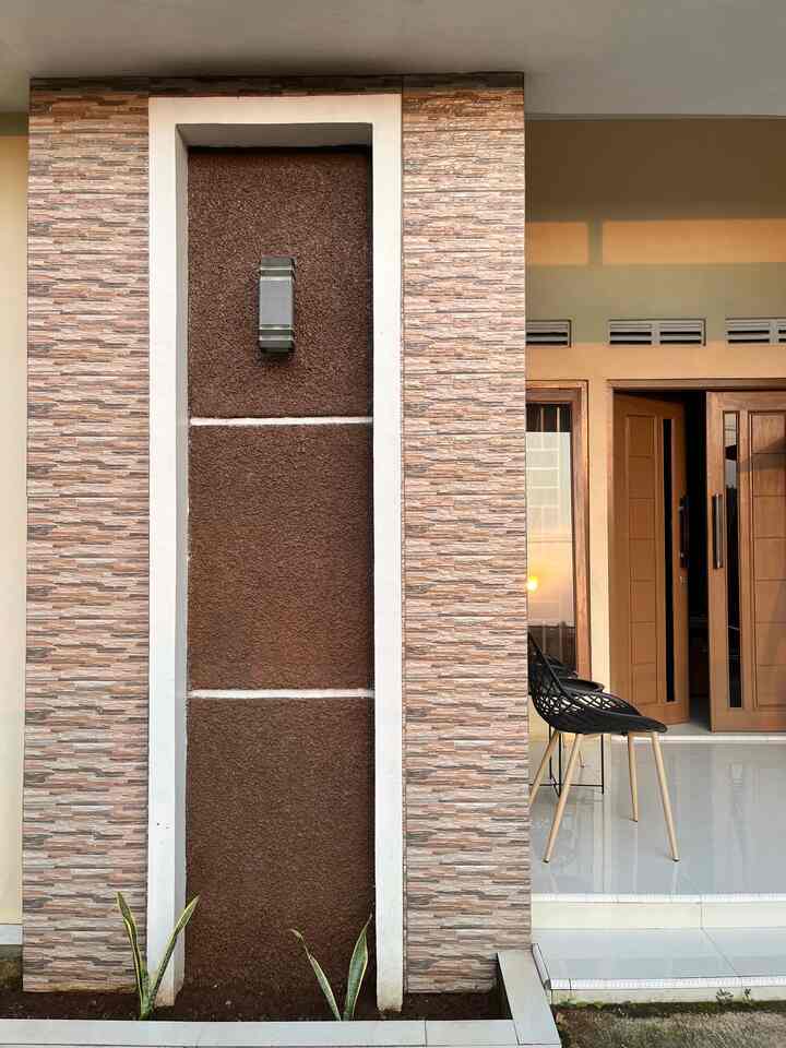 part of facade and also the facade at Little House✨

karena rumah ini menghadap ke barat, jadi warna rumah bisa berubah-ubah tergantung pencahayaan sore hari🌅

#facade #fasad #rumahminimalis #rumahpedesaan #rumahdenganbayi #rumahkecil #fasadminimalis