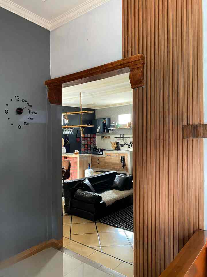 Best buy terbaru di bananaahome 
1. Wallpanel menambah kesan cozy dengan pemilihan motif kayu yang ngemix dengan furniture di area ruang tamu 
banget di kantong tapi bikin ruang tidur semakin warn dan nyaman 
2. Tungku aromatherapy yang aku simpan di meja tv bikin kegiatan family time sambil netflix semakin betah 
3. Tanaman artivicial kaktus dan tanaman juntai di simpan di area indoor seperti ruang tv ini juga bikin look fresh dan low maintenance
4. Sofa hijau yang minimalis, bentuknya dan meterial tahan airnya bikin nyaman buat ke time atau edit video 
5. Lampu barlast ikea yang harganya affordable

Kamu paling suka yang mana? 


#ToP5BestBuy
#RekomendasiProduk
#AmbassadorPick
#dekorasirumah 
#wpcwallpanel
#lampuaesthetic