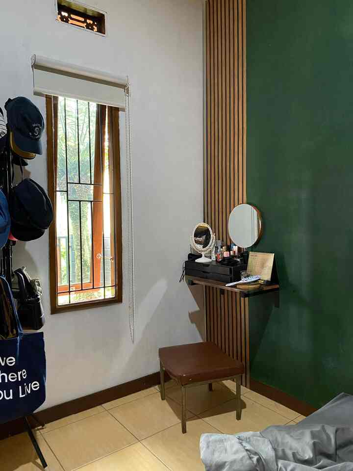 Kamar tidur dengan sudut meja rias hasil diy dari kayu yang di buat ambalan dan siku besi, masih menyesuiakan dengan konsep semi industrial lengkap sentuhan dipan kayu palet yang bikin area kamar dengan ukuran kecil ini terasa lebih besar.

#kamartidur
#semiindustrial
#dipankayupalet
#diymejarias
#kamarminimalis