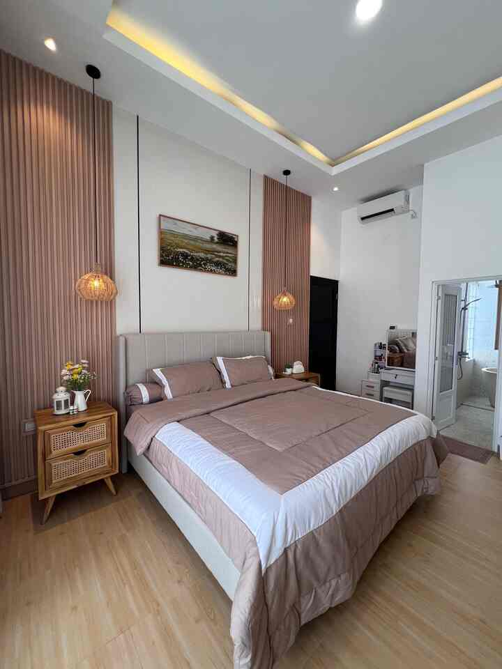 Kamar Utama di rumahku, aku akan spill #top5bestbuy yang ada di kamarku buat kalian yang lagi cari #rekomendasiproduk bisa banget dikepoin ya. Aku langsung tag di foto ya bisa kalian tap 🤗

#ambassasorpick #kamartidur #bedroom #lampugantung #beddingset #wallpanel #lampupohonapel #standingmirror