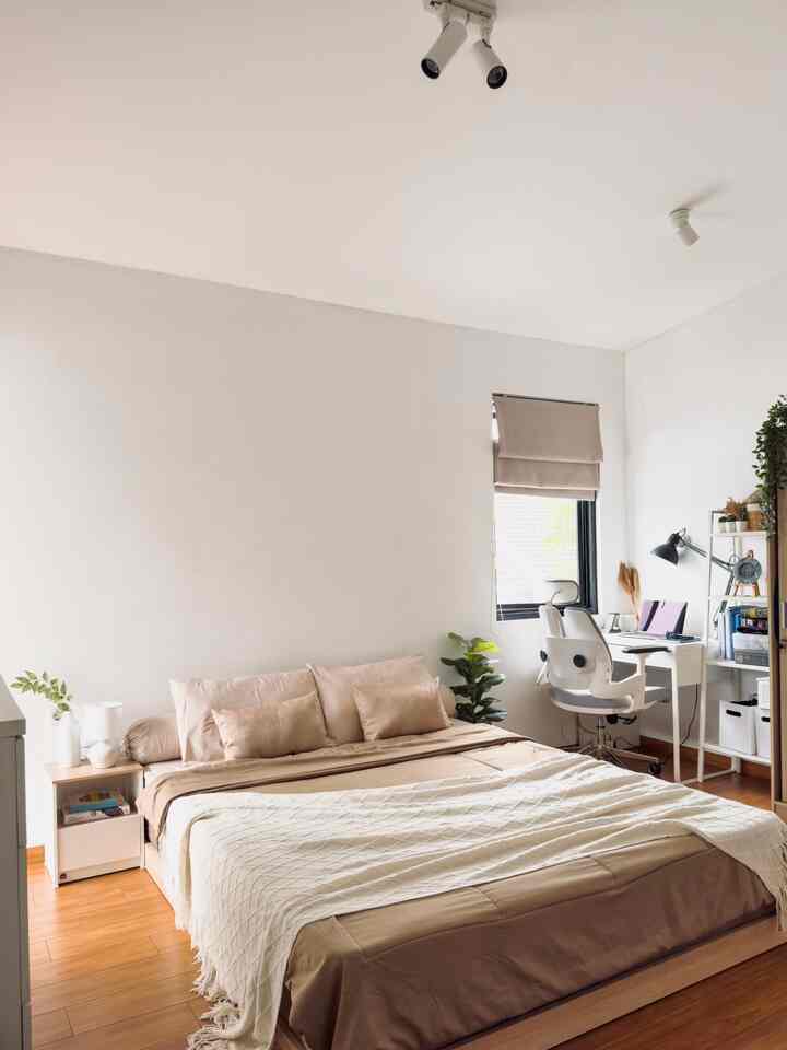 Master Bedroom Update ✨

5 best buy & new item di master bedroom ini, yaitu Divan lesehan, Kasur, Meja Nakas, Lampu Tidur, Bantal Kecil.

Demi kenyamanan tidur dan kesehatan jangka panjang, akhirnya kami memutuskan memakai divan setelah sebelumnya kasur hanya dilapisi karpet saja. Memilih divan lesehan yang memang kami sesuaikan dengan tema japandi di kamar ini. 
Tak lupa sekalian kami ganti kasur juga, lalu menambahkan meja nakas disamping dan meletakkan juga lampu tidur diatasnya. Bantal kecil sebagai dekorasi juga menambah kerapihan kamar ini.

#KamarTidurMinimalis #TempatTidurMinimalis #DivanMinimalis #InspirasiKamarTidur #Top5BestBuy #RekomendasiProduk #AmbassadorPick 
