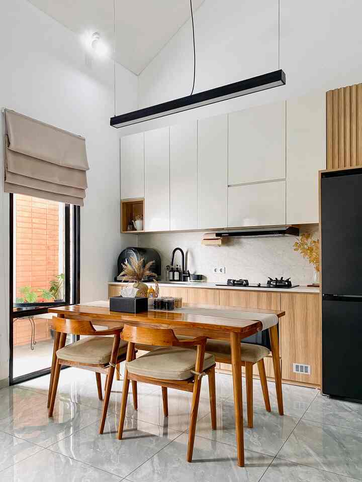Tadinya kami ingin sekali punya kitchen island di dapur ini. Tapi karena keterbatasan budget renovasi lalu, akhirnya kami memutuskan untuk memakai diningset kayu jati ini.
Sejauh ini kami tidak menyesal, karena memang sangat fungsional. Selain untuk makan, kami sering gunakan untuk sekedar mengobrol, memasak atau bahkan bekerja disini 😁

Kami jg bisa menggeser meja ini ketika lumayan banyak tamu/saudara/tetangga yang berkunjung, sehingga ruangan open space tidak terlalu sempit.

Oiya kayu jati memiliki durable yg tinggi dan juga sangat mudah maintenance nya.

Diningset kayu jati ini kami custom dengan tema japandi. Untuk menambah variasi, kami set kursinya dengan mengkombinasikan kursi stool dan bangku bench seperti ini. Warna natural kami pilih agar menyesuaikan dengan warna dan tema kitchenset juga.

#DiningSetJapandi #DiningSetMinimalis #KitchensetMinimalis #KitchensetJapandi #InspirasiMejaMakan #MejaMakanKayuJati
