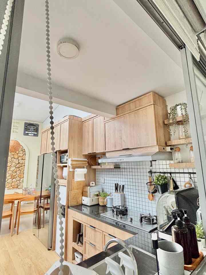 5 Barang yang worth it dan pasti kepake dirumah ini✨

1. Tempat pisau : tempat pisau ini memiliki banyak storage jadi bisa dipakai juga untuk beberapa jenis pisau dan gunting

2. Sofa dua dudukan : sofa ini aku beli di ikea, dengan 2 dudukan yang menurutku pas untuk di living room yang mini tidak terlalu kecil dan tidak terlalu besar, sofa nya juga empuk banget enaknya lagi cover nya bisa dilepas pasang untuk dicuci.

3. Wall art decor : wall art ini aku sengaja aku beli untuk mempercantik kamar tidur, wall art ini juga dibuat langsung sesuai request bukan wall print gitu jadi masih ada karya seni dari yang buat suka dan pas banget buat hiasan dinding. 

4. Lampu gantung rotan : lampu gantung rotan emang yang paling kusuka dipasang dirumah, selain menambah kesan estetik lampu ini juga paling cocok dipasang disetiap ruangan apalagi pake lampu warm bikin tambah cozy dirumah.

5. Dinding kamar mandi : dinding yang paling suka putih, menambah kesan luas padahal kamar mandi ini hanya berukuran 1.3m saja, tapi dengan keramik ini bisa menambah kesan luas dikamar mandi.

semoga menginspirasi🤍✨

#tempatpisau #sofaikea #sofaduadudukan #wallartdecor #lampugantung #lampurotan #dindingkamarmandi #keramikputih #top5Bestbuy #Rekomendasiproduk #Ambassadorpick #homeinspo #homeinspiration #kitcheninspiration #livingroominspo #bedroominspo #kamarmandi #bathroominspo