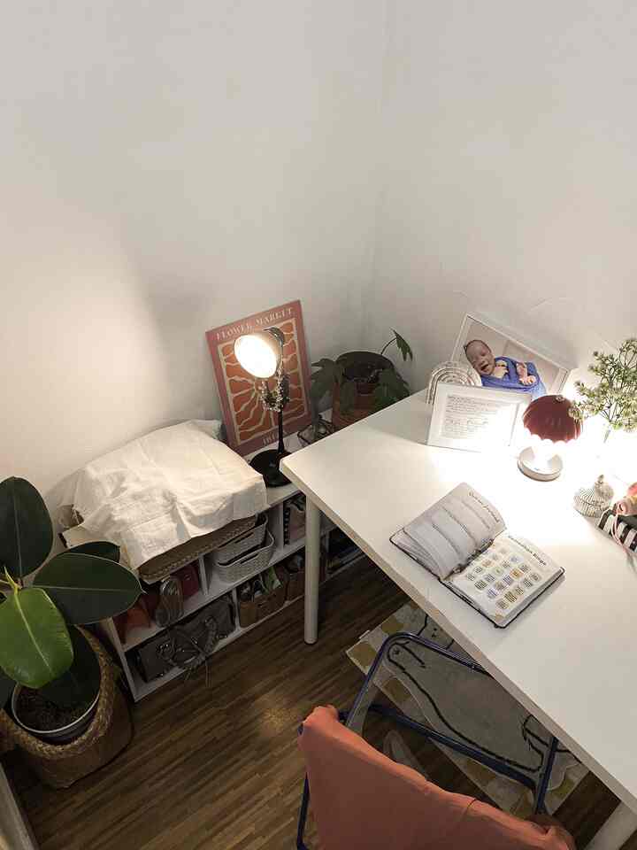 Update sudut favoritku✨🫶🏻

Cuma mindahin rak dan meja kerja, tapi ajaib banget😆✨vibes-nya langsung berubah. Jadi makin betah, healing tipis-tipis, atau sekadar nulis-nulis ide random.

Kadang ruang favorit itu nggak harus mewah atau luas, yang penting nyaman dan punya “feel” yang bikin kita mau terus balik ke sana🫶🏻

Kalau menurut kamu, ruangan favorit itu harus kayak gimana?


#workspace #ruangkerja #roomdecor #MejaKerja #deskinspo  #dekorasimejakerja #desk #homeoffice #ruanganfavorit #ruanganterbatas