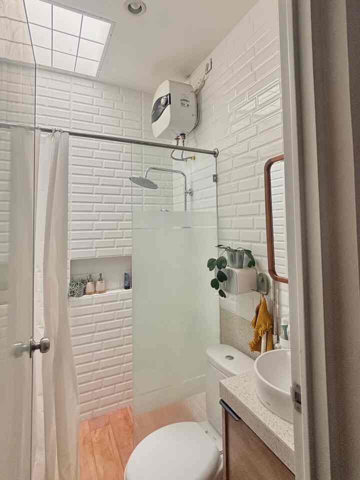 Kamar mandi 1.3x2meter bisa diisi apa aja ya?

walaupun kamar mandi ini kecil tapi kita tetep memisahkan area basah dan kering di ukuran 80cm dan 120cm 

bisa terkesan luas dikamar mandi ini karena adanya warna putih dari dinding full sampe plafond, cara ini bisa jadi solusi untuk ruangan yang kecil termasuk kamar mandi agar terlihat luas.

dikamar mandi ini satu closet, tempat tissue, storage bawah dan atas di cermin, ada wastafel mini.

dan untuk tempat sabun kita buat niche atau coak agar tidak mempersempit ruangan.

semoga menginspirasi🤍

#dindingkamarmandi #waterheater #tanamanartificial #kamarmandiminimalist #kamarmandiinspirasi #kamarmandi #bathroominspo #wastafelkamarmandi #storagekamarmandi #storagebathroom
