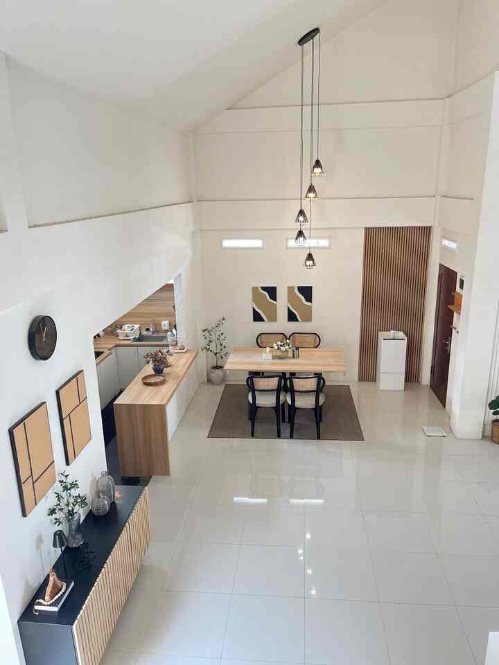 Kalau bicara soal “Top 5 Best Buy” di rumah ini. Aku paati akan memilih lampu gantung, bunga articual, lampu meja, kursi makan dengan aksen anyaman rotan ini dan firniture yang berbahan HPL baik itu di dapur, meja makan maupun di kamar utama.
Selain cakep-cakep banget, harganyapun terjangkau #CatRumahMinimalis
#Cat #Top5BestBuy #RekomendasiProduk #AmbassadorPick #FurnitureHPL