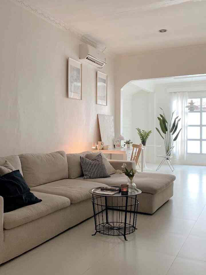 Top 5 best buy versi aku:
1. Sofa modular L : warna cream abu, bukan hanya bentuknya yang aesthetic, sofa ini juga super nyaman dan empuk
2. Bantal sofa ikea: pemilihan warna-warna monochrome cocok banget sama tema minimalist rumah ini, selain itu penggunaan bantal sofa juga membuat tampilan rumah makin nyaman
3. Tallbyn ikea: lampu ini aesthetic banget dilihat dari berbagai sudut..dan sekarang udah discontinued..lucky me :)
4.  Tanaman artificial : banana tree dan palm : bikin ruangan jadi makin cozy tanpa repot ..aku tipe yang ga bisa merawat anak ijo, jadi tanaman articial ini ngebantu banget
5. Granit putih matte : mengganti keramik lamaku dengan granit putih ini jadi pilihan terbaikku sih..aku dapat tampilan livingroom minimalist seperti yang aku mau.. :) #sofaminimalis #top5bestbuy #rekomendasiproduk #ambassadorpick #rumahminimalis #minimalistlivingroom #homeinspo #homedecor 