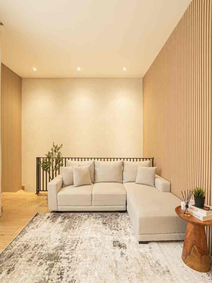 Karena aku memang ga memajang foto di dinding, biar gak terlalu plain dinding di area ini aku buat dengan cat kamprot gosok dan menggunakan wallpanel kayu. Keduanya menggunakan warna cerah agar memberi efek luas pada ruangan dan juga homey. Untuk area cat kamprot aku tambahkan lampu spot light agar teksturenya lebih menonjol.

 #WarnaCatDinding #Dinding #WarnaDindingCerah #CatKamprot #Wallpanel #SpotLight 