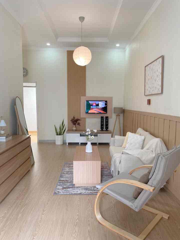 Top 5 best buy dirumah kami :

1. Sofa Minimalis 2 Seater yang cocok untuk kebutuhan kami dan tentunya menyesuaikan luas ruangan ini. Tidak terlalu besar dan memenuhi ruangan tapi tetap berfungsi sesuai kegunaannya.

2. Ambalan meja gantung membuat kesan ruangan menjadi lebih luas dan berfungsi sebagai penyimpanan.

3. Meja makan minimalis dengan tema japandi yang cocok untuk keluarga kecil kami yang hanya terdiri dari 3 orang. 

4. Meja kerja dan kursi kerja yang pastinya sesuai dengan kebutuhan kami dan luas ruangannya.

5. Kursi santai yang sampai saat ini menjadi favorit dirumah tentunya.

#Top5BestBuy #RekomendasiProduk #AmbassadorPick #LampuGantung #SofaMinimalis #WallDecor #VinylPlank #DrawerJapandi #CoffeTable

