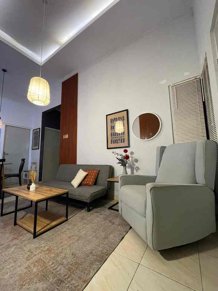 “Best Buy” versi Rumah Fans: 5 Barang yang Bikin Living Room Makin Punya Nyawa

Kadang, yang bikin ruang terasa hidup bukan soal banyaknya barang, tapi seberapa besar peran tiap elemen dalam mendukung momen-momen kecil di rumah.

Living room kami bukan ruang yang luas, tapi setiap sudutnya punya cerita. Dan dari sekian banyak barang yang pernah datang dan pergi, ini 5 benda yang rasanya paling ngena dan layak disebut best buy versi Rumah Fans:

✨Sofa Recliner 1 Seater
Barang pertama yang bikin kami merasa: “ini rumah, bukan cuma tempat tinggal.”
Duduk di sini sambil baca buku, nonton film, atau sekadar rebahan setelah hari yang panjang, recliner ini jadi spot sakral buat recharge energi tanpa gangguan.

✨Cermin
Bukan sekadar pantulan wajah. Cermin di ruang tamu ini bantu menghadirkan ilusi ruang yang lebih lega, memantulkan cahaya, dan jujur aja, sering jadi background OOTD dadakan!
Dan yang paling penting: dia bikin ruangan terasa lebih hidup, seolah ada dimensi baru yang diam-diam menyapa.

✨Lampu (Hanging, Floor, & Desk Lamp)
Setiap lampu punya tugas masing-masing:
Hanging lamp jadi statement di langit-langit, floor lamp menemani pojok baca, dan desk lamp hadir saat butuh cahaya lembut di malam hari.
Gabungan ketiganya bikin suasana berubah total. Dari terang fungsional siang hari ke suasana hangat yang bikin hati tenang di malam minggu.

✨Sofa Bed
Karena rumah kecil butuh furnitur cerdas.
Sofa ini jadi tempat duduk utama sekaligus kasur darurat saat keluarga atau teman tiba-tiba nginep. Nggak kelihatan mewah, tapi kehadirannya selalu menyelamatkan. Dan percayalah, nggak ada yang lebih comforting dari rebahan di sofa bed setelah seharian beres-beres rumah.

✨Krei PVC
Pilihan yang sempat diragukan, tapi ternyata: no regret at all!
Tahan lama, gampang dibersihkan, dan tetap masuk ke tema industrial minimalis yang kami suka.
Warnanya yang netral juga bikin dekor lainnya tetap menonjol. Fungsional sekaligus understated, kualitas yang kami cari dari awal.

Kalau kamu, barang apa yang paling kamu syukuri pernah kamu beli buat ruang tamu?

#Top5BestBuy
#RekomendasiProduk
#AmbassadorPick
#SofaRecliner
#SofaBed
#KreiPvc
#FloorLamp
#DeskLamp
#HangingLamp
#CerminDinding