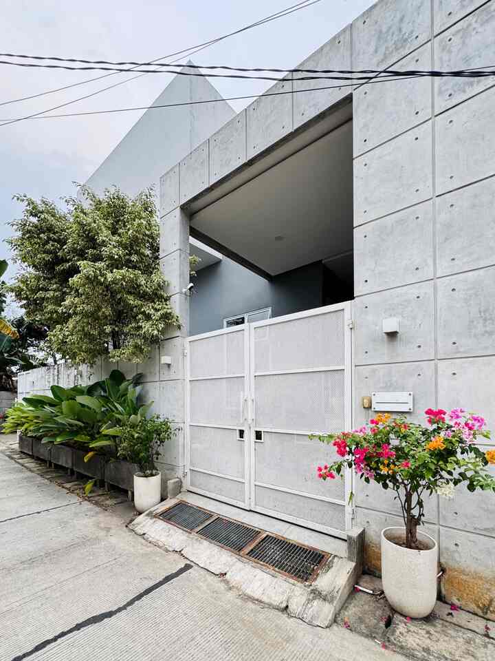 Welcome To Rumah Semak!

Dari depan, kamu akan disambut dengan pagar putih yang terbuat dari besi perforated, tembok semen ekspos dengan gaya arsitek tadao ando dan tanaman bougenvillea serta calathea pisang.

masuk ke teras, ada kursi panjang kayu yang nyaman dan banyak tanaman hias yang bikin teras ini makin adem.

karena daerah rumah ini rawan banjir, maka rumah ini kami tinggikan sekitar 1,4m dengan tangga. yuk naik. masih tetap disambut tanaman dan roster yang mengarah ke taman samping.

nah kita sampai ke pintu depan. dengan tanaman karet kebo dan pintu putih. siap masuk ke dalam? tapi nanti dulu ya..

#teras #bangkukayu #fasad #tropical #rumahtropis #tangga #halamandepan #tanaman #pintumasuk #pintumasukutama



