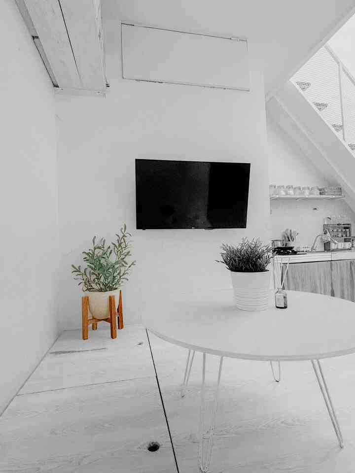 Barang barang yang bikin ruangan di rumah ku  terlihat manis
💐 walaupun aku belum beli banyak barang untuk di rumah ini. Tapi barang barang ini yang menurut ku worth untuk untuk mempercantik ruangan
🪴 tanaman indoor artificial - membuat ruangan jadi lebih adem
🪟 rak bumbu - selain dapur jd lebih rapih, warnanya juga estetik
💡Lampu gantung - mempercantik rumahku yang plafonnya lumayan tinggi, minimalis tapi cantik
🫓 meja bundar - nambah aksen natural dengan motif kayunya
🛏️ Sprei kotak - Sprei dengan motif kotak ini bener bener bikin ruangan terlihat luas dan rapih
Bikin rumah kecil mu terlihat rapih dan nyaman juga yuk, siapa tau barang barang sederhana ini juga bisa menginspirasi kamu ✨
Yuk dekor juga !
#RakBumbu #potbunga  #Kasurgulung #lampugantung #mejaruangtamu #Top5BestBuy #RekomendasiProduk #AmbassadorPick
