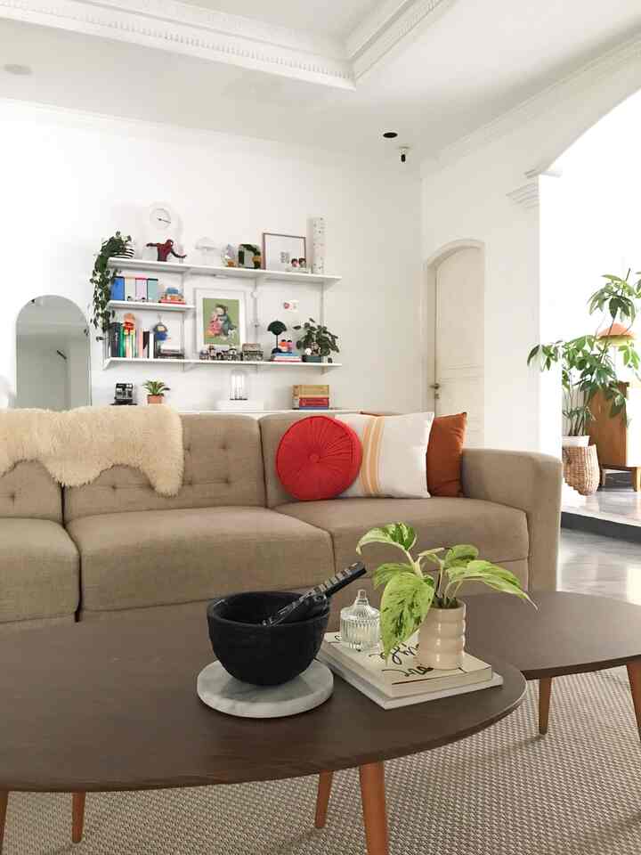 Top 5 best buy dalam kurang lebih sebulan terakhir ini rata-rata dari ikea karena sedang sale.
1. Kertasive PVC sheet untuk coffee table di rumah keluarga. Meja putih yang udah buluk jadi terlihat baru lagi.
2. Bantal harimau dari IKEA yang super gemas karena ada buntutnya.
3. Art print dari artis lokal Indonesia, “aing maung before coffee”. Cocok lagi buat aku yang orang sunda & coffee person.
4. Tempat lilin IKEA yang diskon banget dari harga 179.000 jadi hanya 9.900 aja.
5. Frame dan art print IKEA yang berukuran 200x140.

#sofaminimalis #Top5BestBuy
#RekomendasiProduk #AmbassadorPick #ikea #ikeahome #artprint