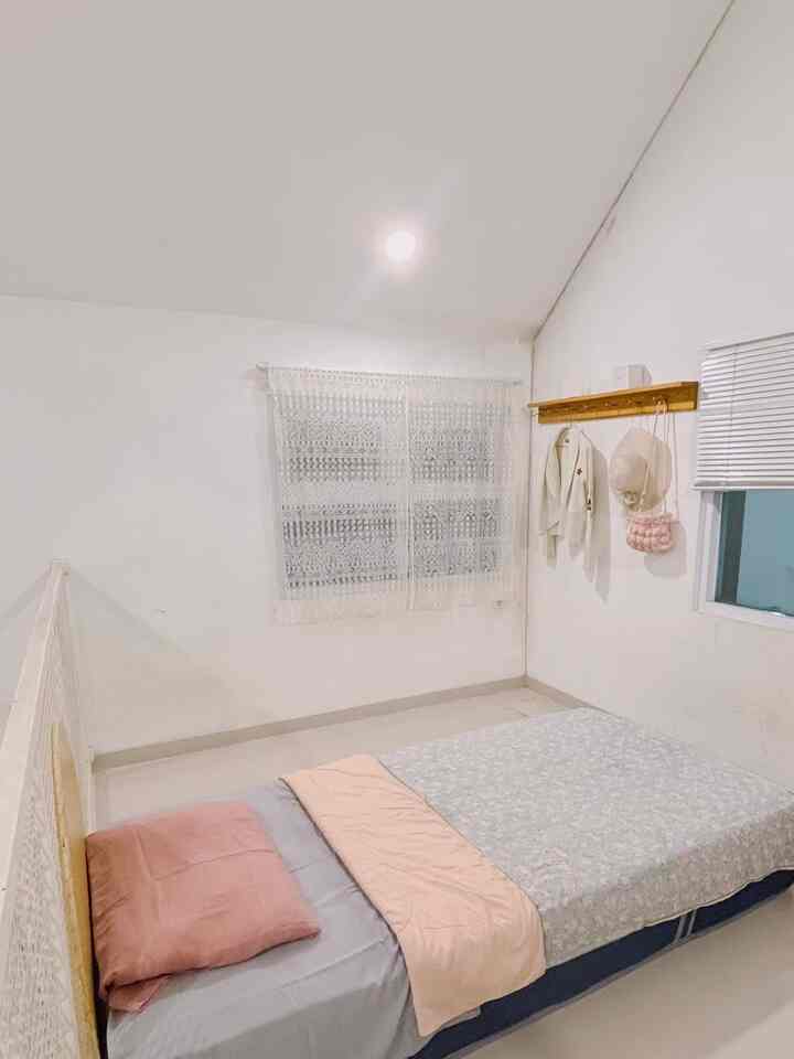 Kamar sederhana minimalis yang ada di mezanin. Kamar sementara ini berukuran 4 x 2.5 meter saja. Belum banyak dekorasi dan barang tapi tetap kami tata rapi, gantungan baju DIY yang kami buat dari sisa papan kayu menjadi dekorasi, cat ruangan putih, relling tangga warna putih yang membuat ruangan terasa lebih lega, seprei warna pastel,serta horden renda yang mempercantik look ruangan ini.
Gimana ada juga kah rumah kalian yang masih minim barang, yuk kita tata dengan barang seadanya ✨

#KamarMinimalis #gantungankayu #sprei #DekorasiKamar #Mezanin #catPutih #HordenRenda 