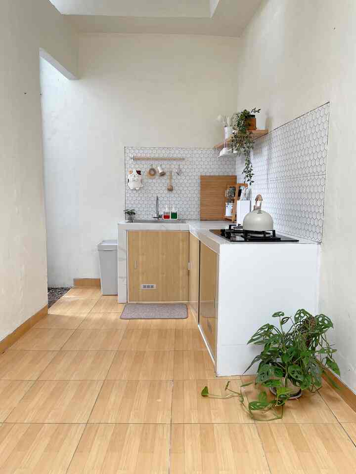 Sedikit perubahan di dapur. Hasil DIY kolong dapur menggunakan PVC membuat dapur terlihat lebih rapi.

#KitchenMakeover #DIY #RelGantunganDapur #TempatSampahMinimalis #KeramikMotifKayu #BacksplashHexagonBlack #AmbalanKayu